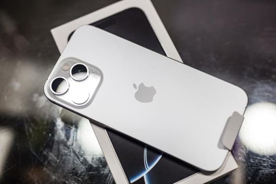 iPhone egy asztalon a dobozán pihen. 