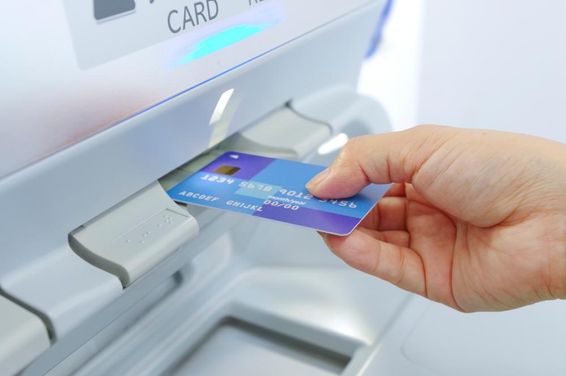 Pénzkivétel ATM-ből bankkártyával. 