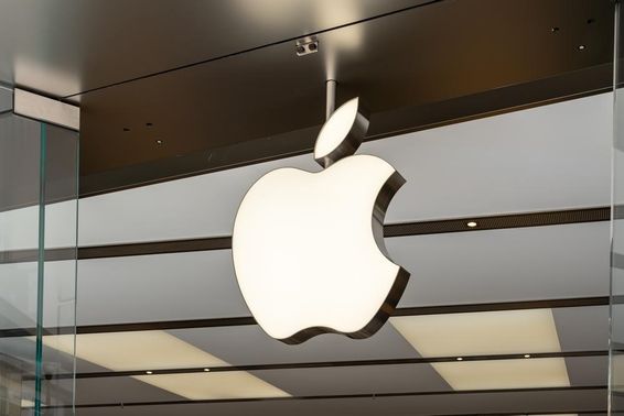 Apple inc logo bejárat fölött.