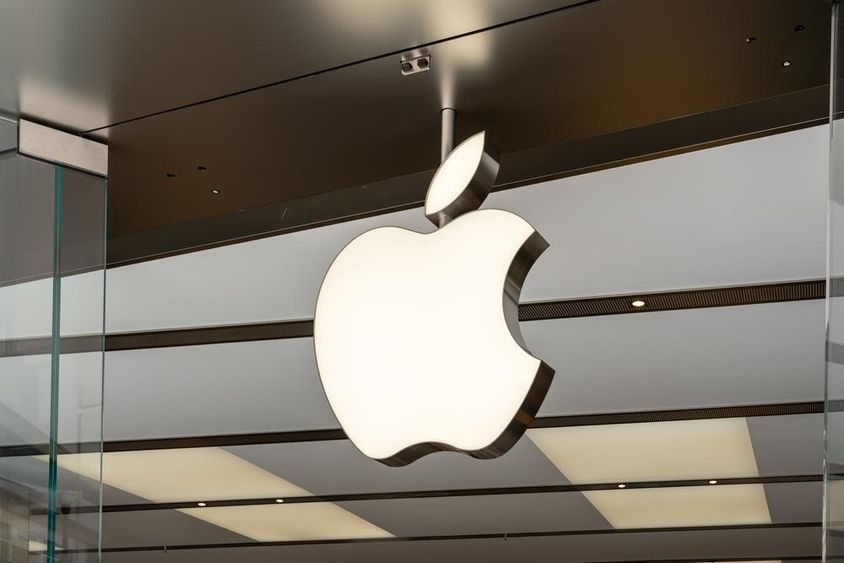 Apple inc logo bejárat fölött.