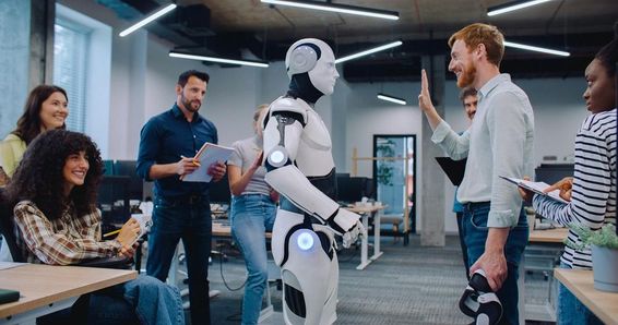 Humanoid robot egyszerű feladatokat végez.