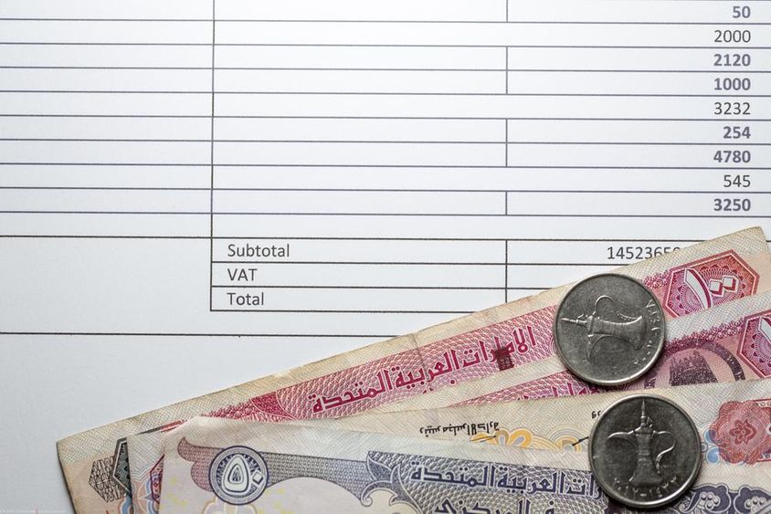 درہم نوٹ، کچھ سکے، چپی ہوئی کاغذ پر ٹیکس حساب کتاب