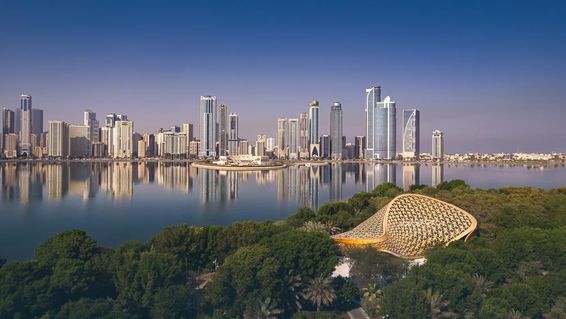 Drone felvétel Sharjah városáról, amely Sharjah városképének és tájképének szépségét mutatja be.