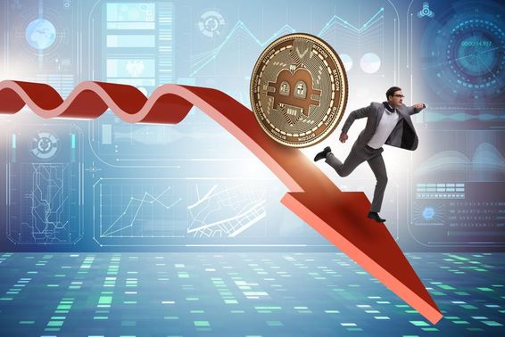 Bitcoin üldöző üzletember a kriptopénz árfolyamok csökkenésekor.