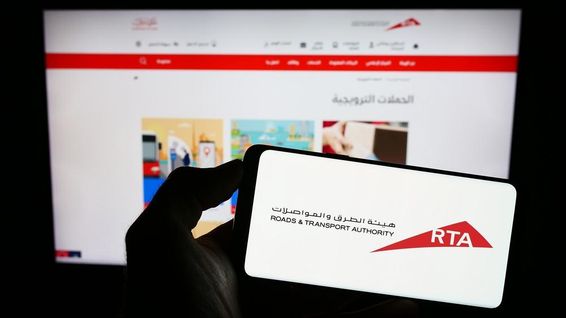 RTA logo telefonon, háttérben a weboldal. 