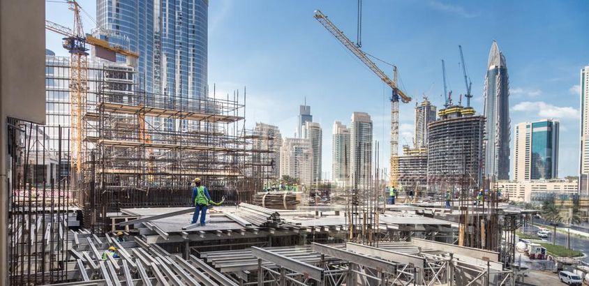 Dubai építkezés, egy munkás fa elemeket pakol.