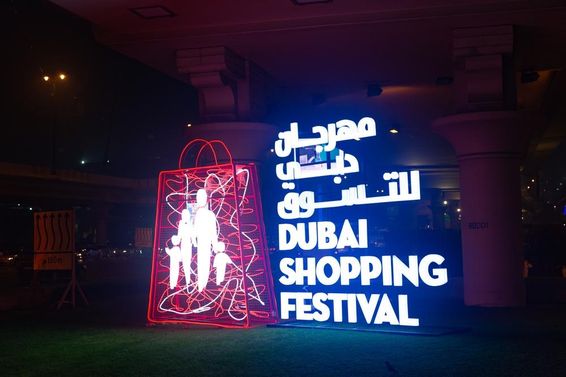 Dubai Shopping Festival neon táblája.