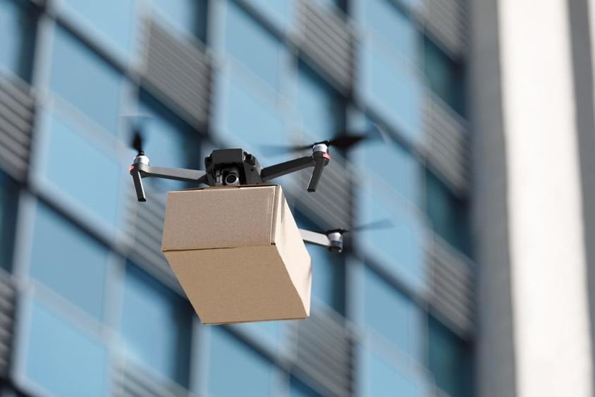 Drone carrega um pacote.