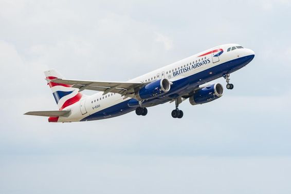 Um avião de passageiros Airbus A320-232 da British Airways estreito.