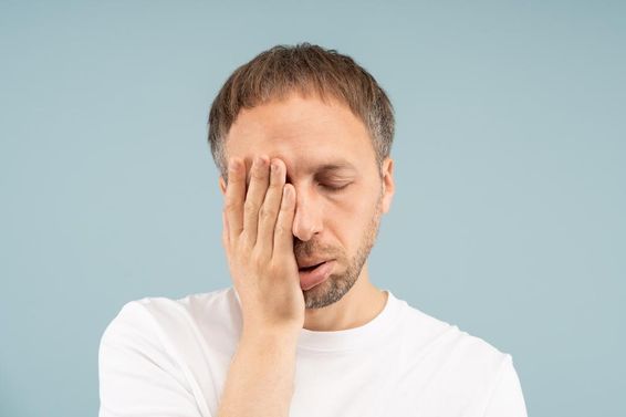 疲惫的男子感到筋疲力尽，需要心理帮助。