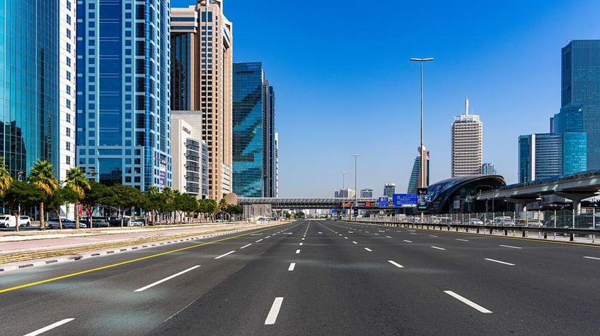 Dubai Sheik Zayed Road Abu Dhabi felé.