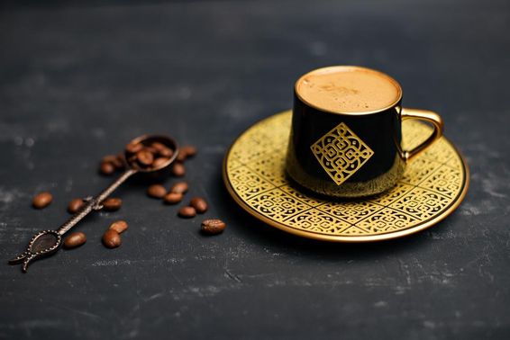 金箔咖啡杯和碟子。
