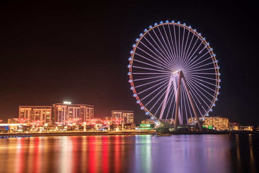 Ain Dubai óriáskerék, háttérben a házakkal.