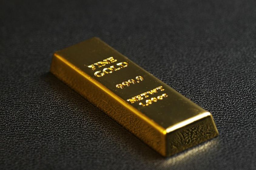 999,9 tisztaságú arany tömb fekete háttéren.
