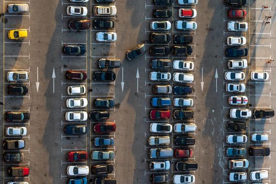 Um estacionamento público visto de cima.