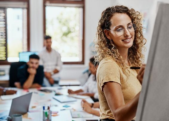 Coaching, találkozó és prezentáció a kreatív munkahelyen dolgozó tervezőnővel a készségfejlesztés érdekében.
