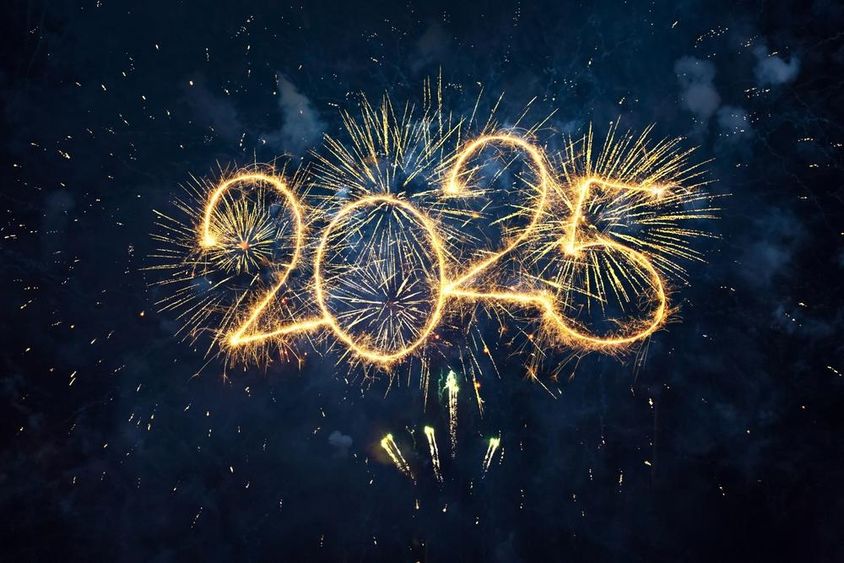 Feliz Año Nuevo 2025, fuegos artificiales dorados y números brillantes, 2025 contra un cielo azul nocturno.