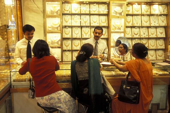A Gold shop a souq vagy piac az óvárosban, Dubai városában.