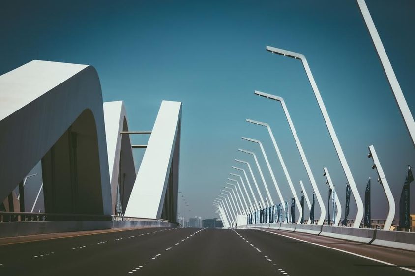 Abu Dhabi híd autók nélkül. 