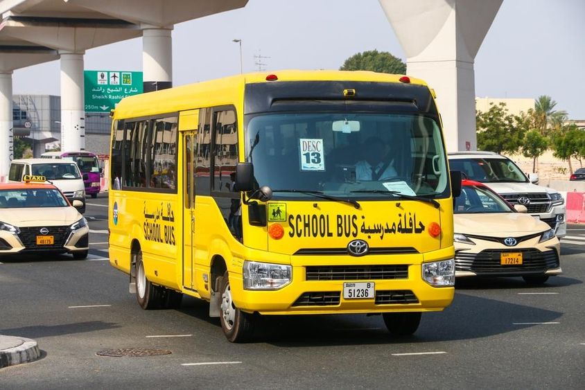 Iskolabusz Toyota Coaster a városi utcán.