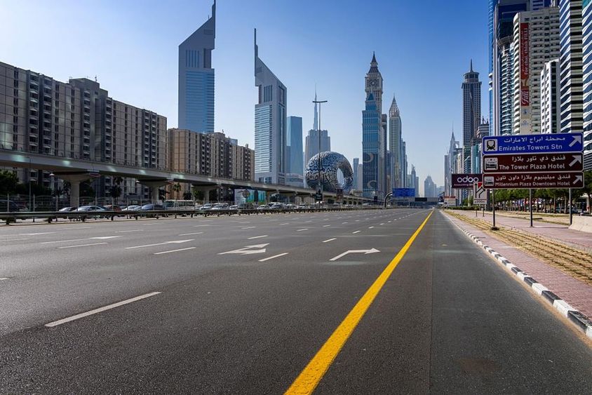 Sheik Zayed Road út, háttérben a jövő múzeummal és a felhőkarcolok.