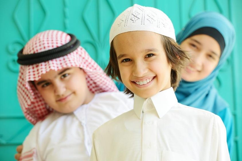Arab iskolás fiúk és lány.
