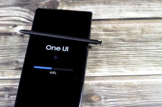 Samsung zászlóshajó mobiltelefonjaihoz, Galaxy AI One UI frissítés.