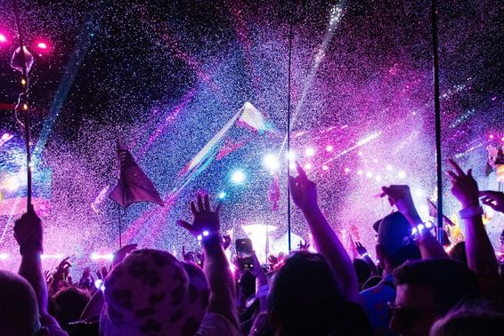 Coldplay em Abu Dhabi, fãs em frente ao palco.