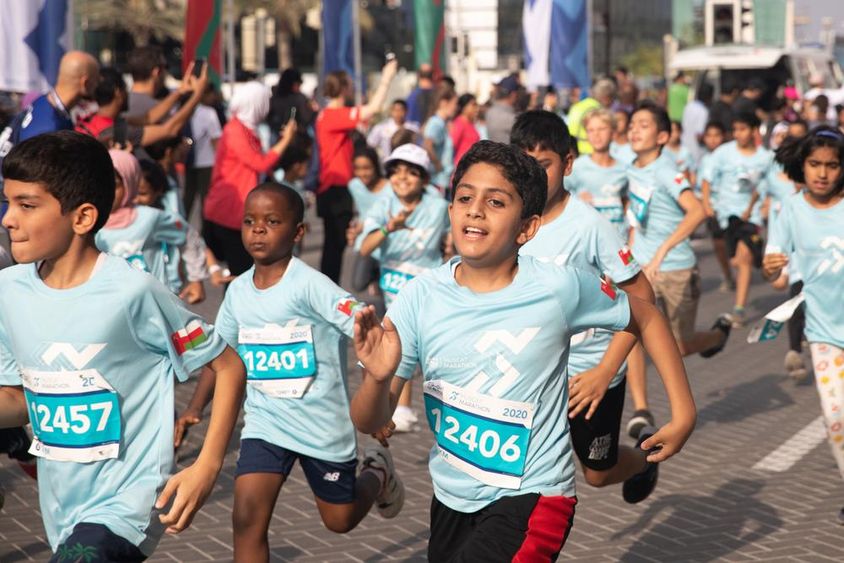 Gyermekek futnak 3 km-es maratont.