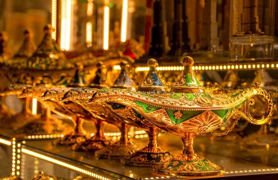 Arab tradicionális teáskanna arany piac Dubaiból.