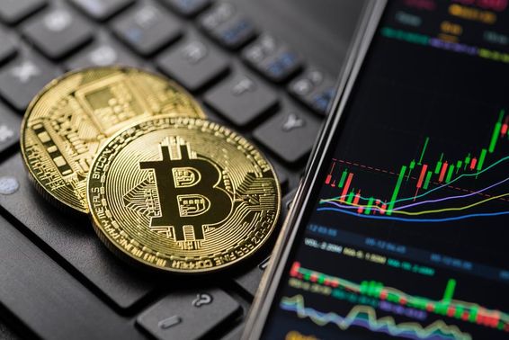 Bitcoin arany kriptovaluta kereskedése chart okostelefonon.
