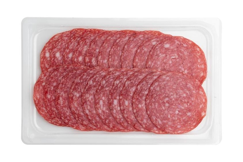 Szeletelt szalámi műanyag csomagolásban.