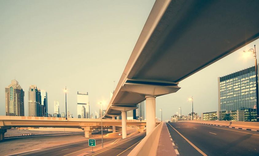 Utak és híd a Sheikh Zayed úton Dubaiban.