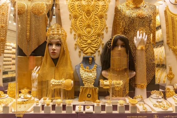 Női ékszerek a Dubai Gold Souk kirakatában.