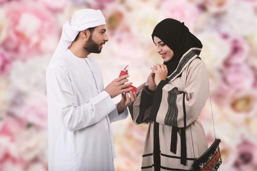 Kedves arab pár, arab férfi házassági ajánlatot tesz egy arab nőnek, és ajándékoz neki eljegyzési gyűrűt.