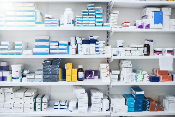Farmácia, prateleiras de medicamentos, vitaminas e comprimidos prescritos.