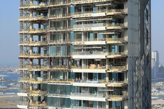 Felhőkarcolók építése Dubai városában.