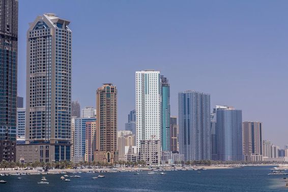 Sharjah felhőkarcolói sorakoznak a vízparton. 