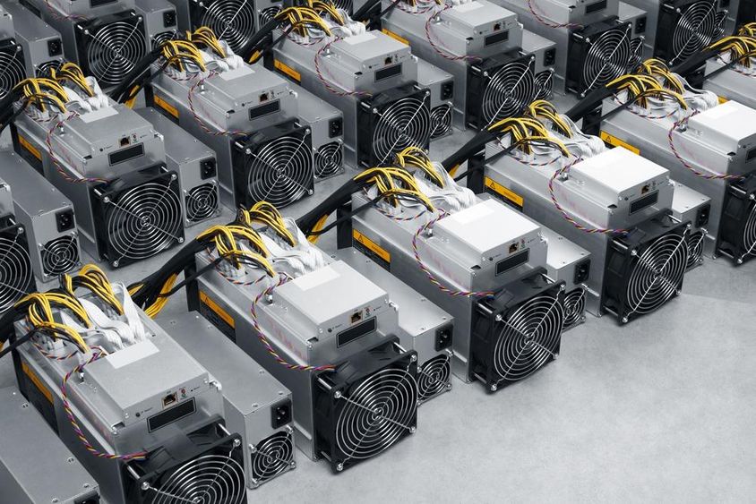 Bitcoin kriptovaluta bányászató gép.