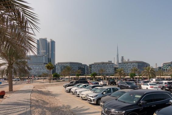 Parkoló, kilátás dubai modern irodaházaira.