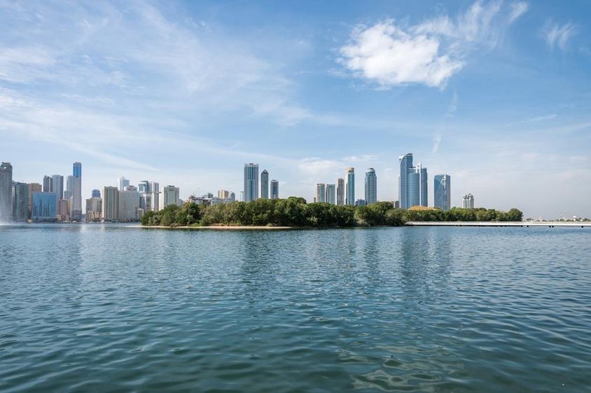 Panoráma a Sharjah Emirátus központjáról, kilátás a felhőkarcolókra.