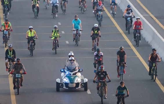 Corrida de ciclismo em Dubai, fechamento de estradas.