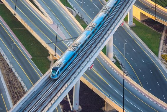 Dubai metróvonal a Sheikh Zayed úttal felülről.