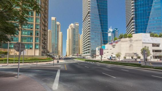 Arranha-céus da Marina de Dubai sob céu azul ensolarado, Dubai, Emirados Árabes Unidos.