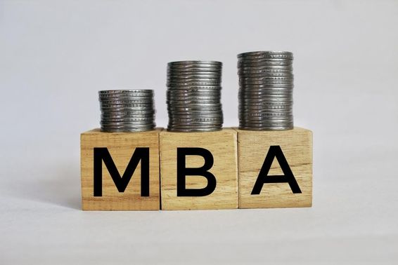 MBA Master of Business Administration írás fakockákra halmozott érméken.