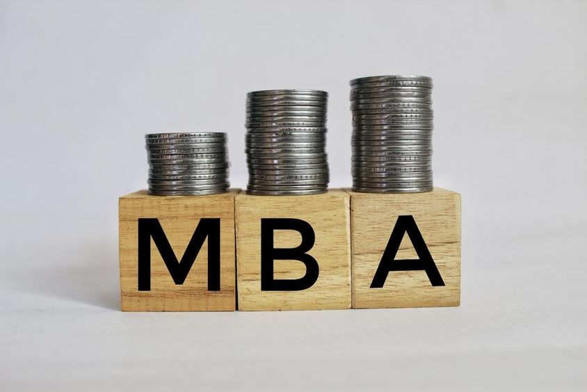 MBA Master of Business Administration írás fakockákra halmozott érméken.