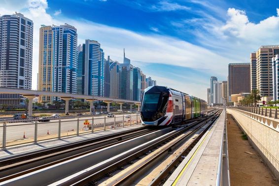 Novo bonde moderno em Dubai, Emirados Árabes Unidos.