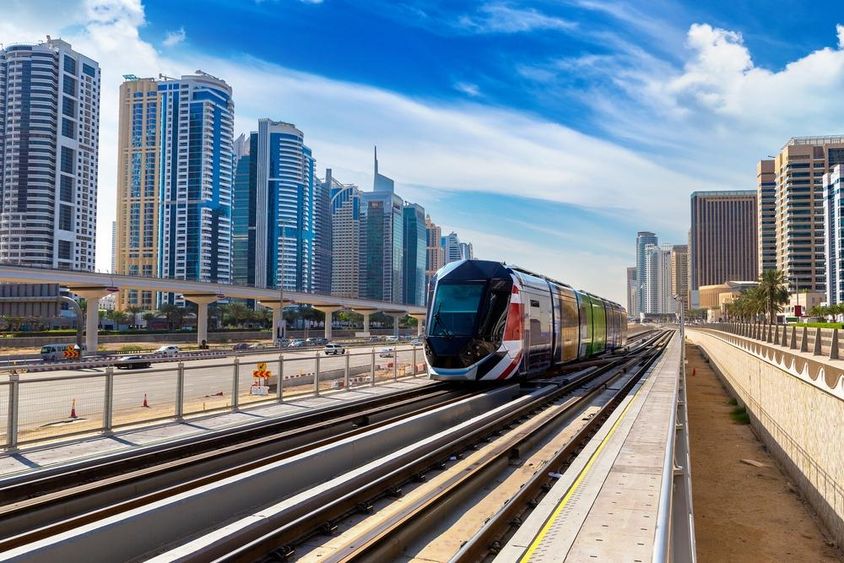 Új modern villamos Dubajban, Egyesült Arab Emírségekben.
