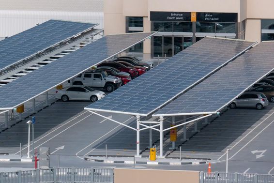 Napelemek egy dubai szupermarket parkolójában.