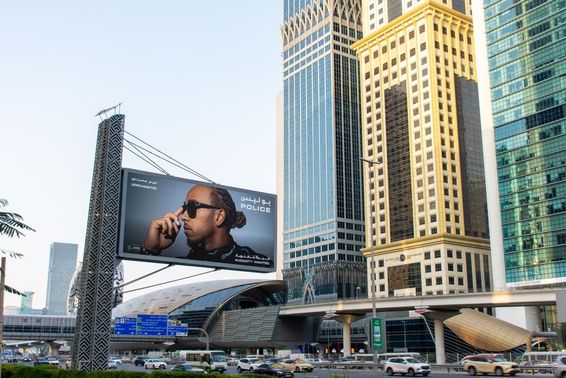 Napszemüvegek óriásplakátja a Sheikh Zayed úton, Dubai városában.